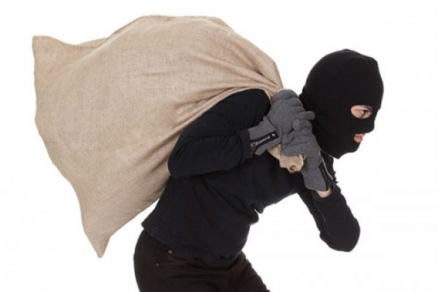 Вночі мешканець Тячева на автомобілі під’їхав до чужої ділянки та викрав будматеріали