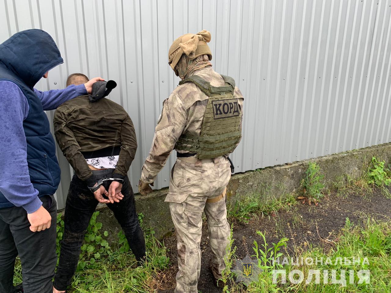 Зброя, гроші, наркотики: мешканця Виноградова затримали на збуті метамфетаміну (ФОТО)