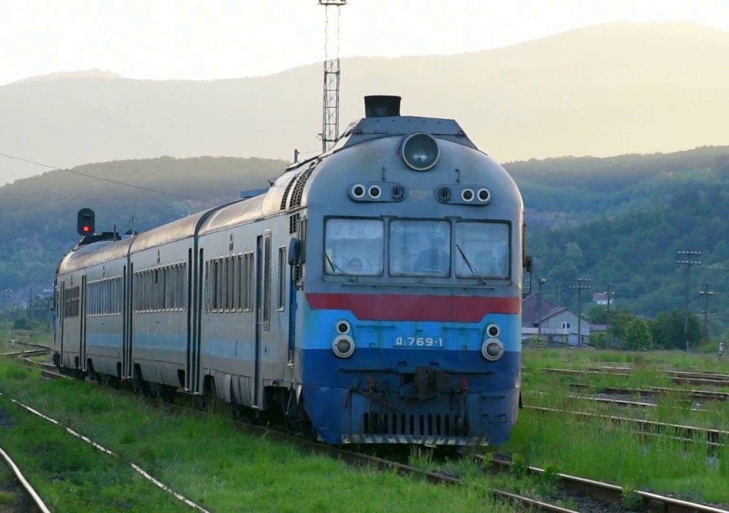 Через ремонт колій рух приміських потягів до Виноградова тимчасово змінено