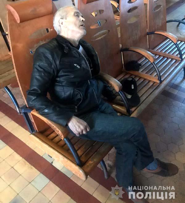 На вокзалі помер чоловік: поліція просить допомогти встановити особу (ФОТО)