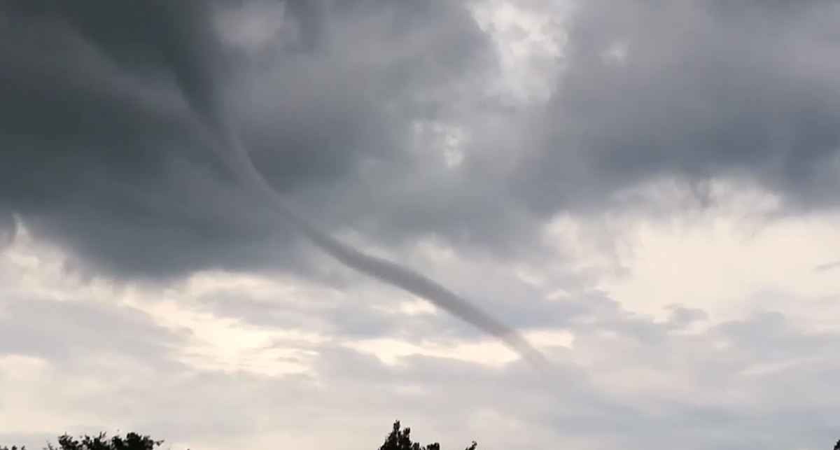 Негода наближається до Закарпаття: небачений смерч вирував у сусідній Угорщині (ВІДЕО)