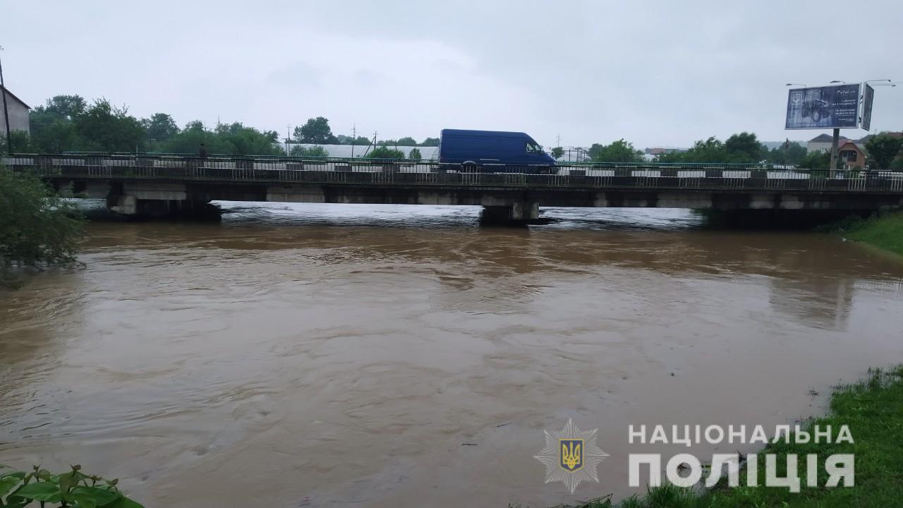 Як поліція на Закарпатті допомагає місцевим під час підтоплень (ФОТО,ВІДЕО)