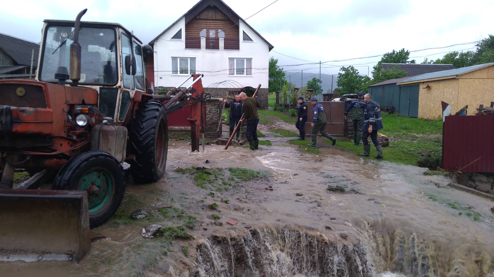 На Закарпатті рятувальники й досі відкачують воду з осель краян (ФОТО)