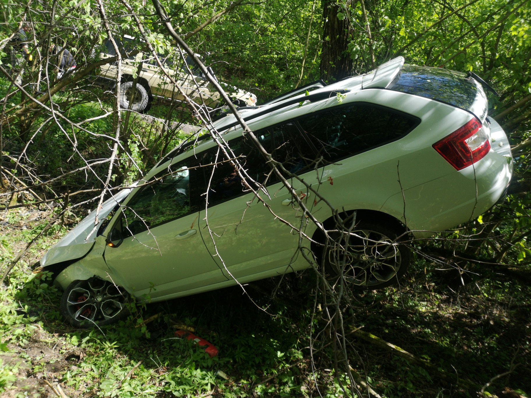 Пригоди п’яного закарпатця на краденому авто у Словаччині закінчилися в кюветі (ФОТО)