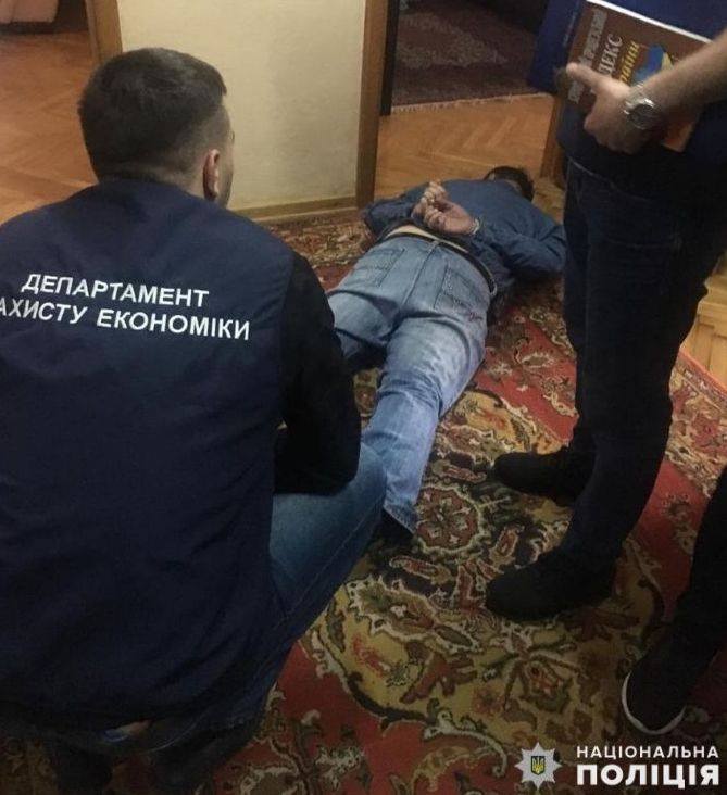 Чиновник погорів на хабарі: 400 тисяч за невтручання у діяльність забудовника (ФОТО)