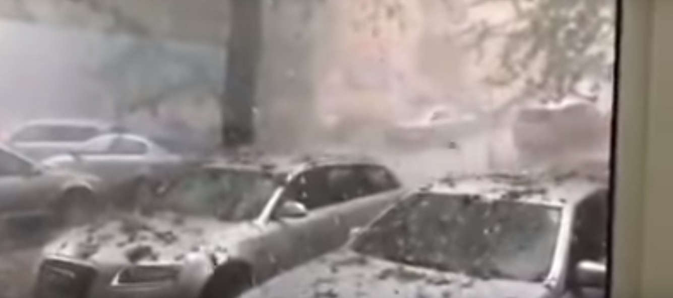 Крижаний шквал: Румунія потерпає від аномального граду розміром з картоплину (ВІДЕО)