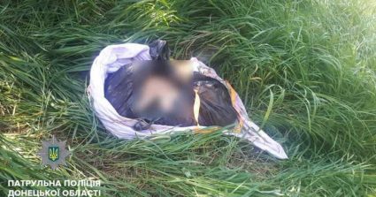 Шокуючий інцидент: закривавлений пакет з людськими рештками виніс чоловік із дому (ФОТО)