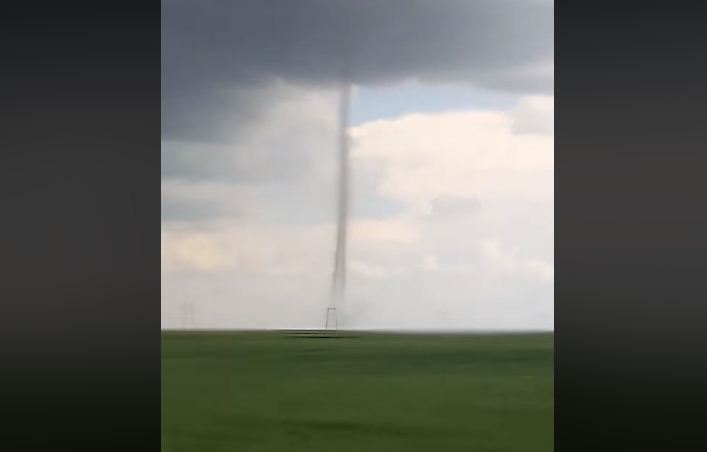 Смерч, град, зливи – сусіди Закарпаття потерпають від нового циклону (ФОТО, ВІДЕО)