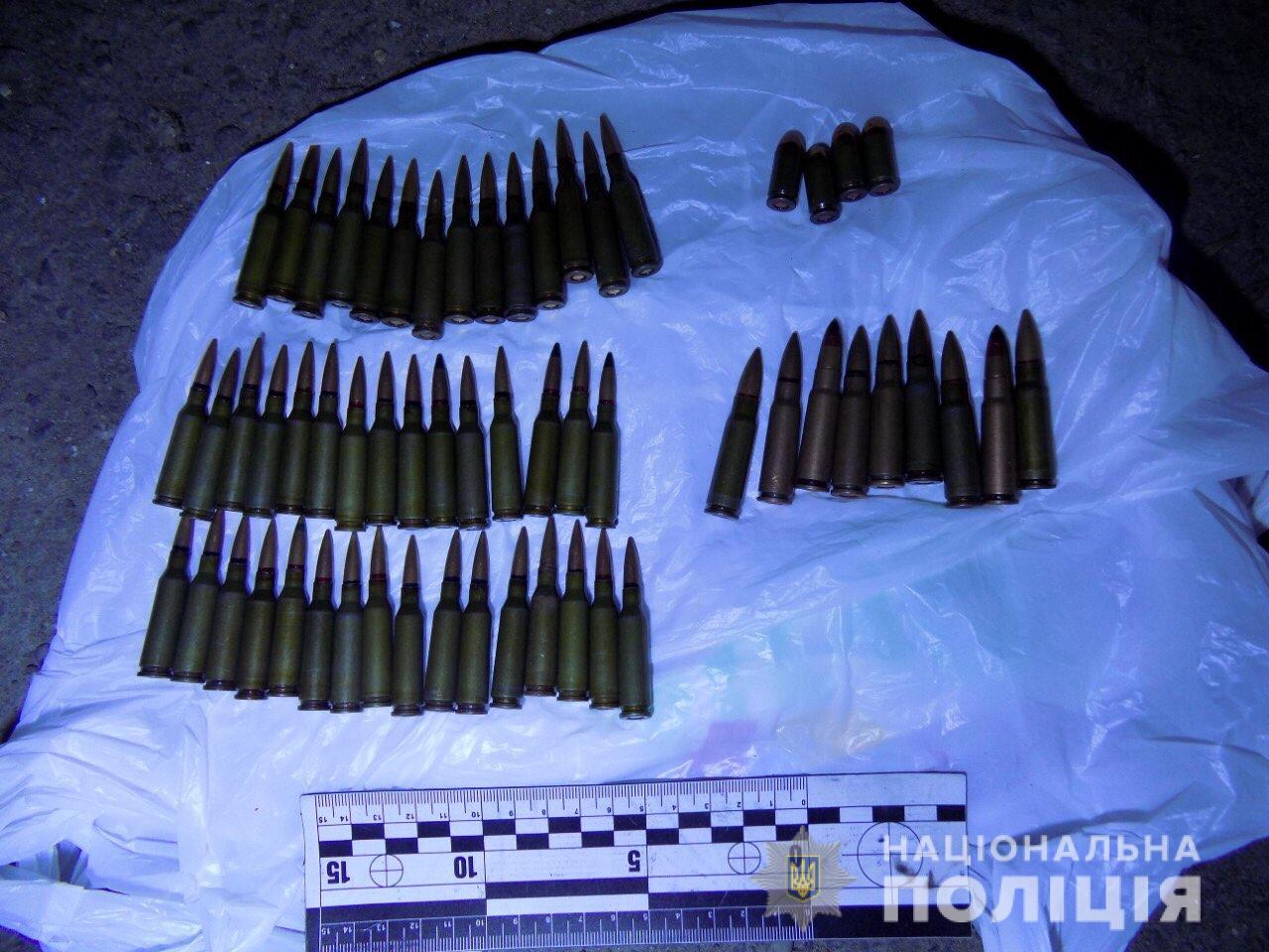 Раніше судимий 45-річний мешканець ужгородець пропонував перехожим 18 набоїв (ФОТО)