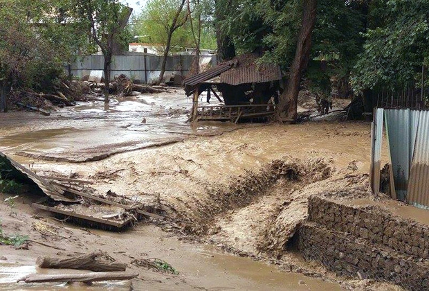 Закарпатців попередили про сходження селів та підвищення води в річках