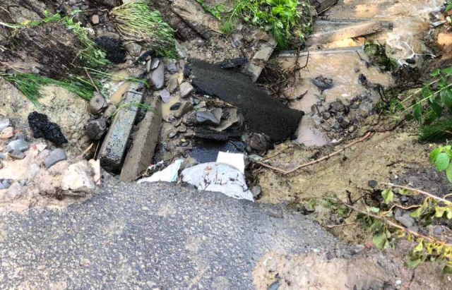 Негода вирувала на Рахівщині: вода змила частину дороги обласного значення, підтоплено дворогосподарства (ФОТО)
