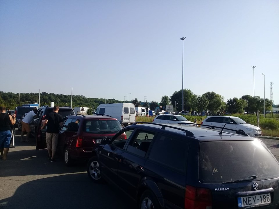 До п’яти годин очiкування під палючим сонцем: черги на закарпатських КПП не зменшуються