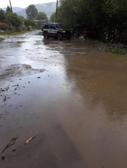 Перекриті дороги та сходження ґрунтів: негода "наламала чимало дров" на Рахівщині (ФОТО)