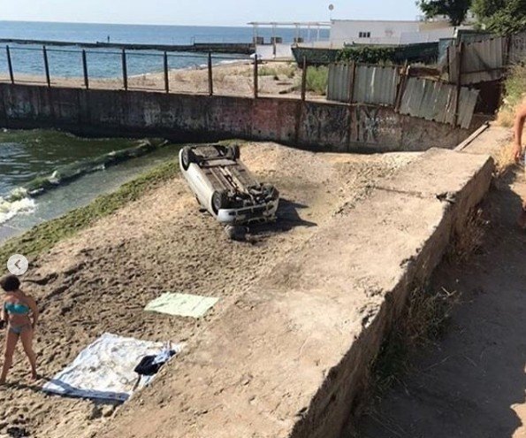 На популярний пляж Одеси з обриву вилетіла автівка