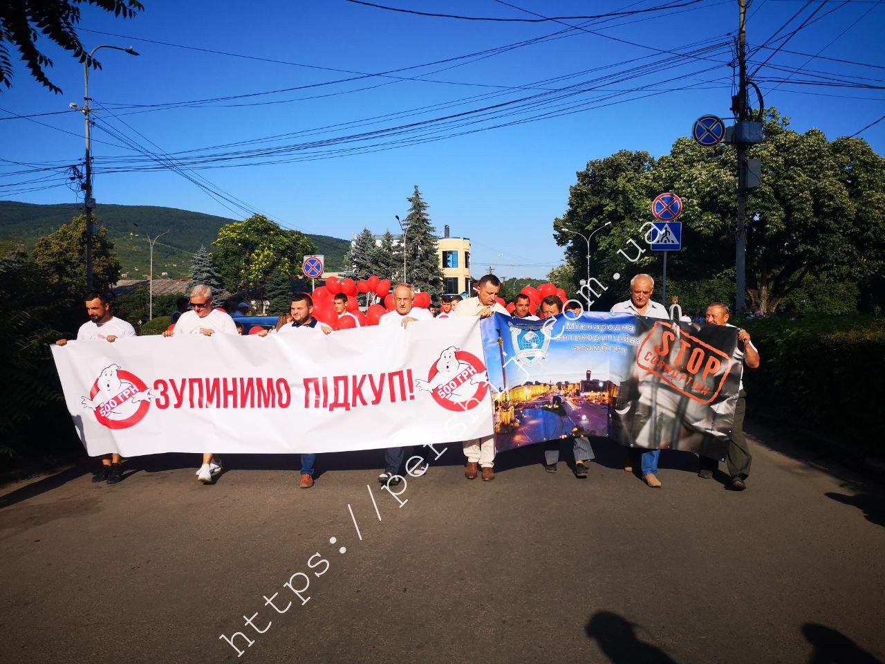 "Зупинимо підкуп": у Виноградові провели гучну акцію (ФОТО, ВІДЕО)