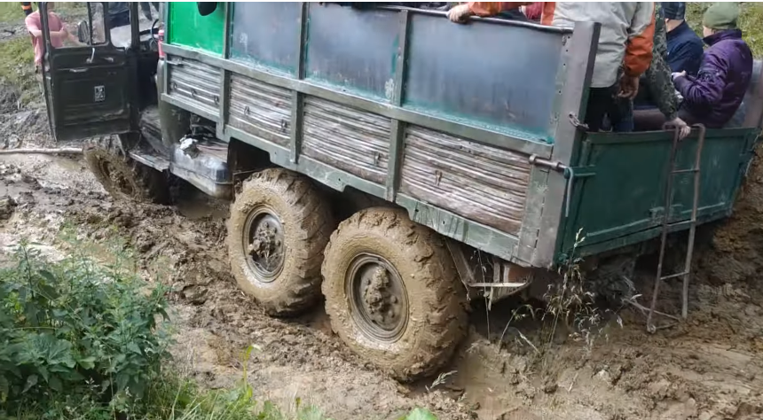 "Любиш кататися - люби і саночки возити": у мережі показали, що готують Карпати для туристів (ВІДЕО)
