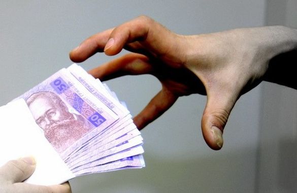 Вирвав із рук десять тисяч гривень: в Мукачеві на ринку пограбували чоловіка