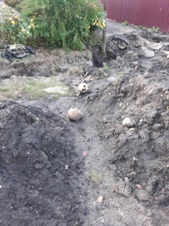 Черепи, кістки та інші людські рештки валяються під відкритим небом: що коїться на одному із кладовищ?