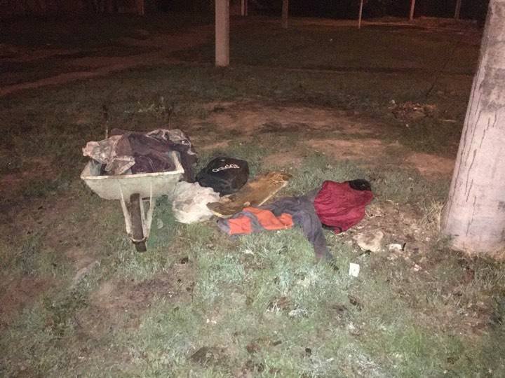 Дві жінки на тачці везли тіло мертвого чоловіка