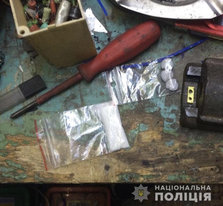 Берегівські копи під час обшуку вилучили «метамфетамін» та галюциногенний наркотичний засіб «ЛСД»