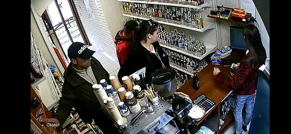 Обережно, злодії! В Ужгороді тріо злочинців обкрадають магазини (ФОТО, ВІДЕО)