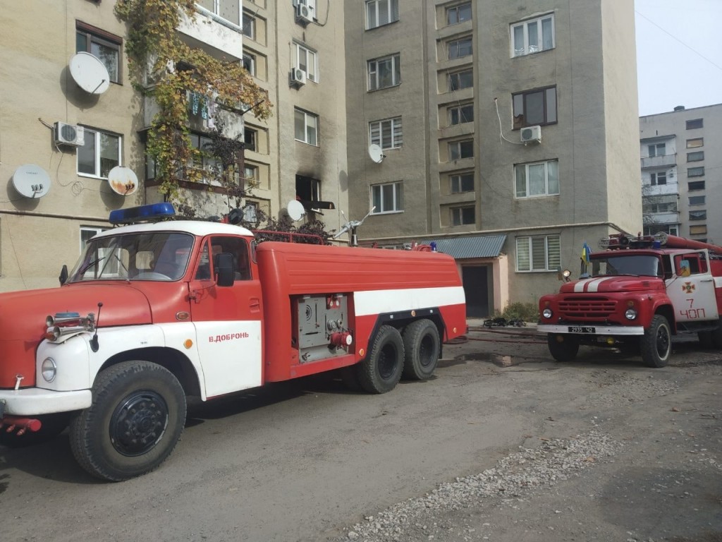 Рятувальники показали пожежу в багатоповерхівці у Чопі (ФОТО)
