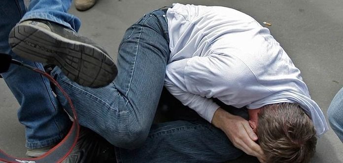 У Виноградові чоловік ногами гамселив лежачу людину