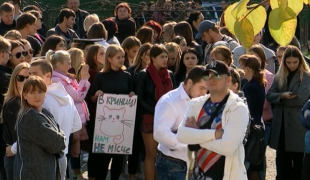 У Сумах мітингували біля училища, де вчаться дівчата, які кидали котів до колодязя (ВІДЕО)