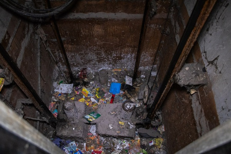 Пластина в нозі та 5 операцій: 15-річна дівчина впала до шахти ліфту (ФОТО, ВІДЕО)