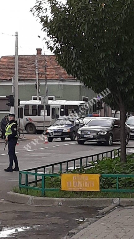 ДТП у Мукачеві: на вулиці Миру збили людину (ФОТО)