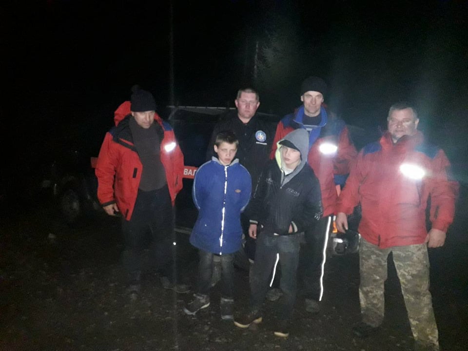 Заблукали у лісі: на Рахівщині врятували безпорадних дітей (ФОТО)