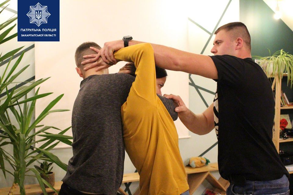 Закарпатські патрульні навчали жінок самооборони (ФОТО)