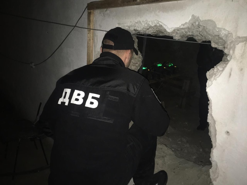 Майнінг криптовалюти, кілограми марихуани: на Закарпатті викрито величезний склад незаконної діяльності (ФОТО)