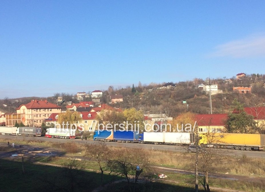 На об'їзній Ужгорода знову утворилися черги з вантажівок (ФОТО, ВІДЕО)