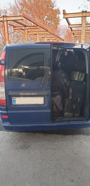 Хмільна контрабанда: закарпатські митники вилучили десятки літрів алкоголю (ФОТО)