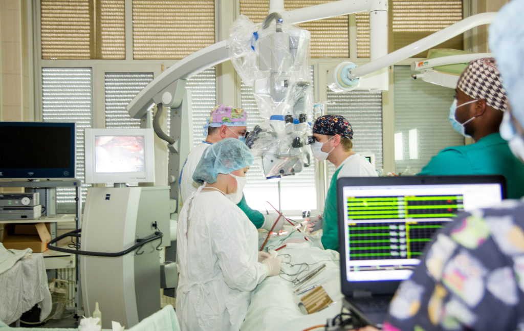 Надскладна операція: лікарі з усієї країни навчались у закарпатських колег