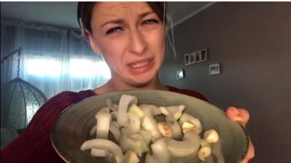 "Носіть шапку і теплі штрімфлі, кладіть огні в хижах": закарпатська жона про народні методи лікування (ВІДЕО)