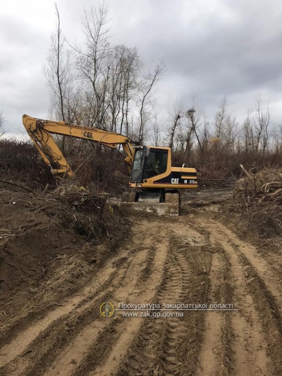 "Працювали" у змові: на Закарпатті посадовці водгоспу "покривали" незаконний видобуток піщано-гравійної суміші місцевих підприємців (ФОТО)