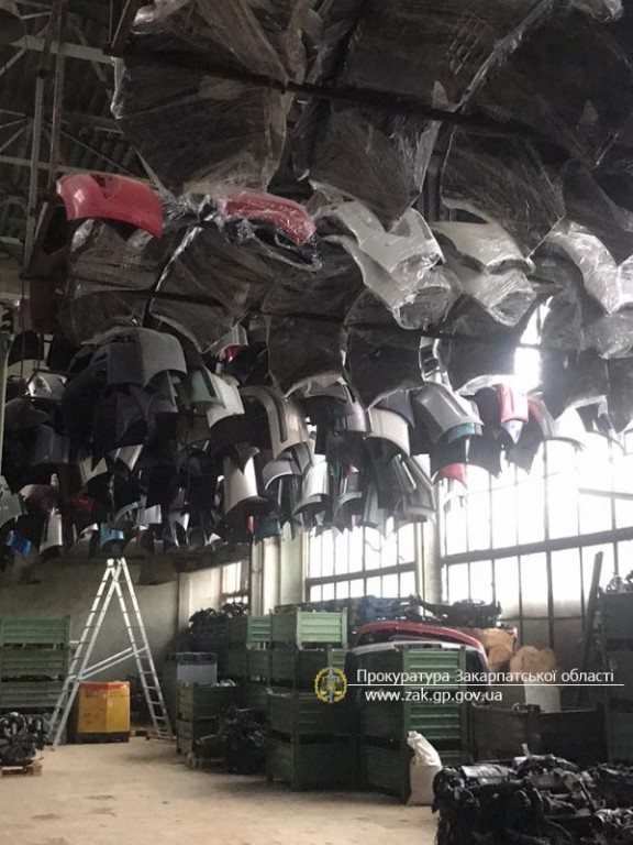 Хитра схема: на Закарпатті викрито склад із автозапчастинами, який ухилявся від сплати мита та податків (ФОТО, ВІДЕО)