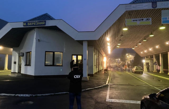 "На гарячому": на ПП "Малий Березний" СБУ та ДБР затримали митників - хабарників
