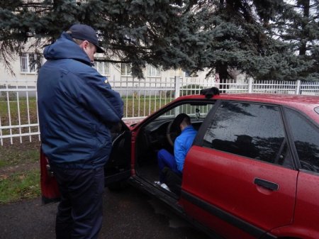 Не знав, шо там камера: в Ужгороді чоловік заліз в чуже авто (ФОТО)
