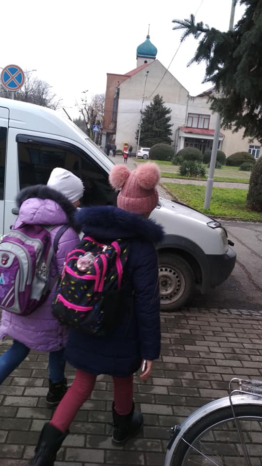 Я паркуюсь як мудак: закарпатці досі потерпають від незаконного паркування (ФОТО)