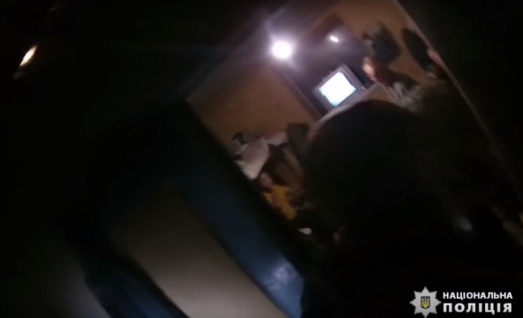 Важка праця під контролем наглядача: затримали подружжя яке тримало в рабстві сімох людей (ВІДЕО)