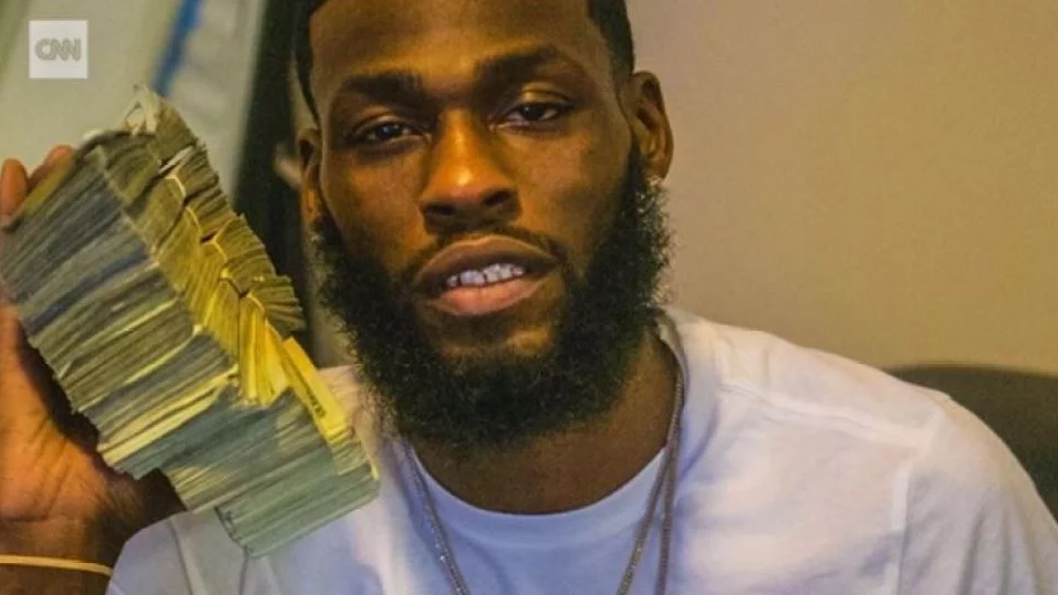 Банкір вкрав 88 тисяч доларів і хизувався грошима в соцмережах