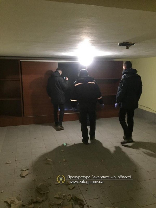 Утримували іноземців у підвалі: двоє закарпатців далі сидітимуть під вартою