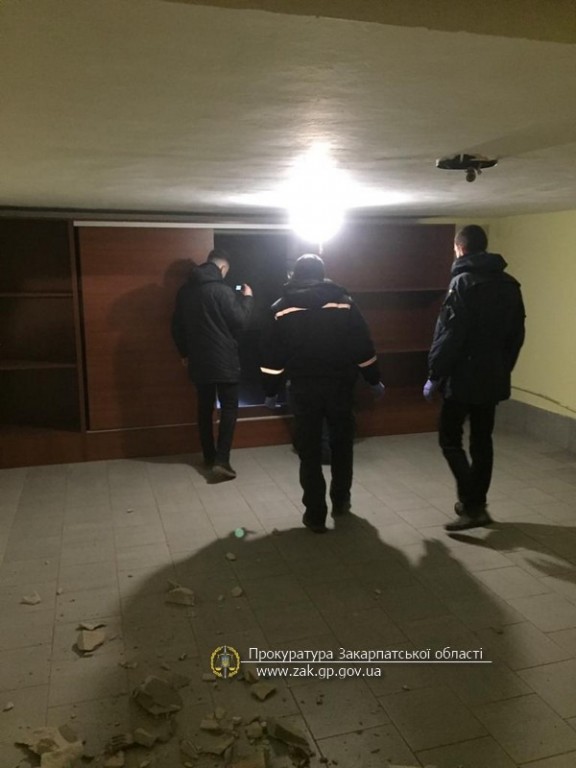 Двоє закарпатців відібравши телефон та гроші в іноземців тримали їх у підвали