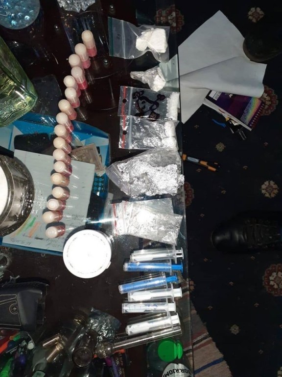 Зброя та наркотики: на Виноградівщині провели обшуки у помешканні кримінального фігуранта (ФОТО)