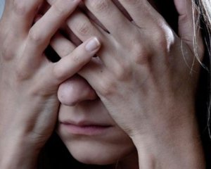 Наздогнала та била: на шкільному подвір’ї побили ученицю з інвалідністю