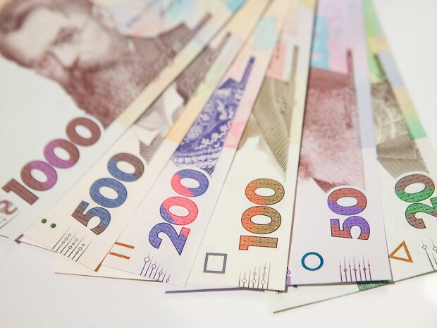 Гривня продовжує зростати: курс валют на 12 грудня