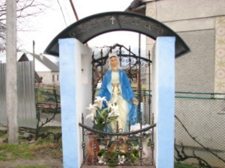 На Закарпатті юні колядники обікрали капличку із Дівою Марією (ФОТО)